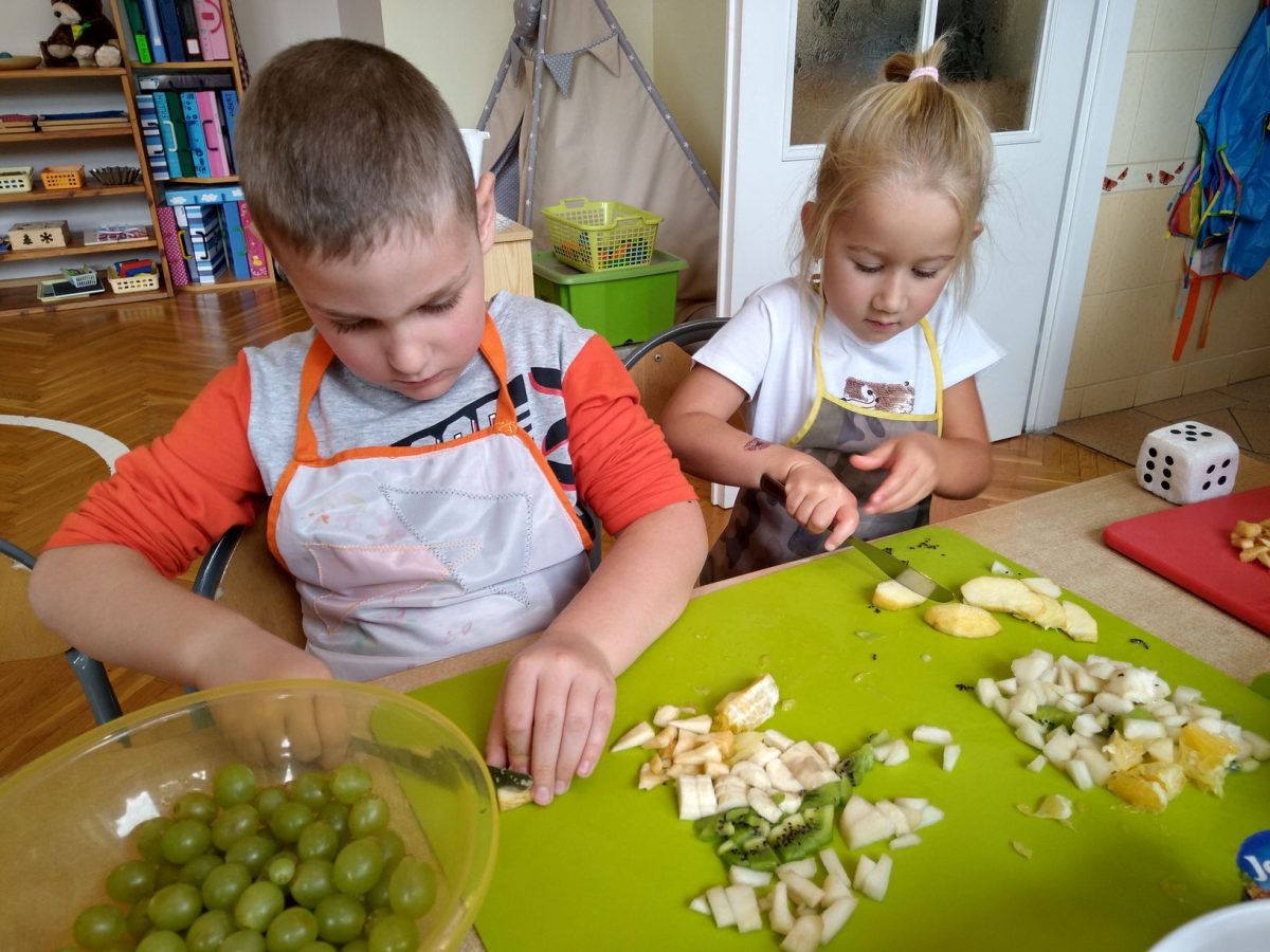 Lekcja kulinarna w grupie Żółtej: „Sałatka owocowa”