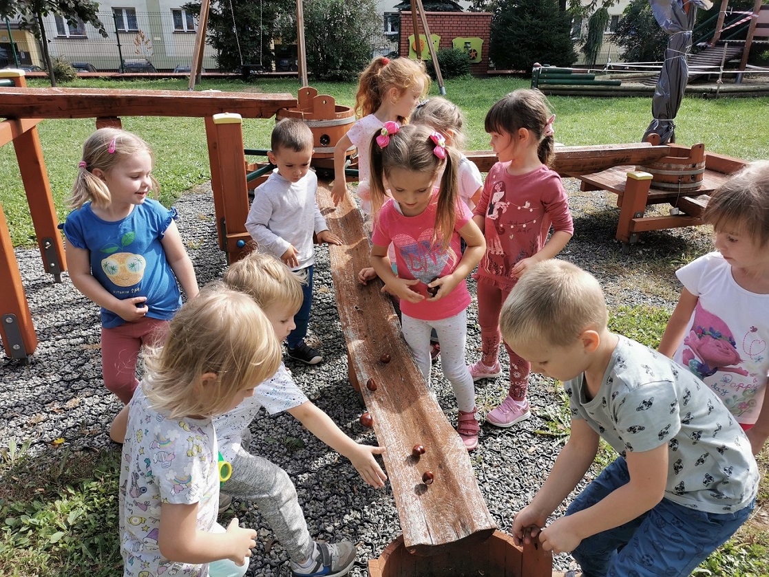 Obserwacje i zabawy w ogrodzie przedszkolnym.