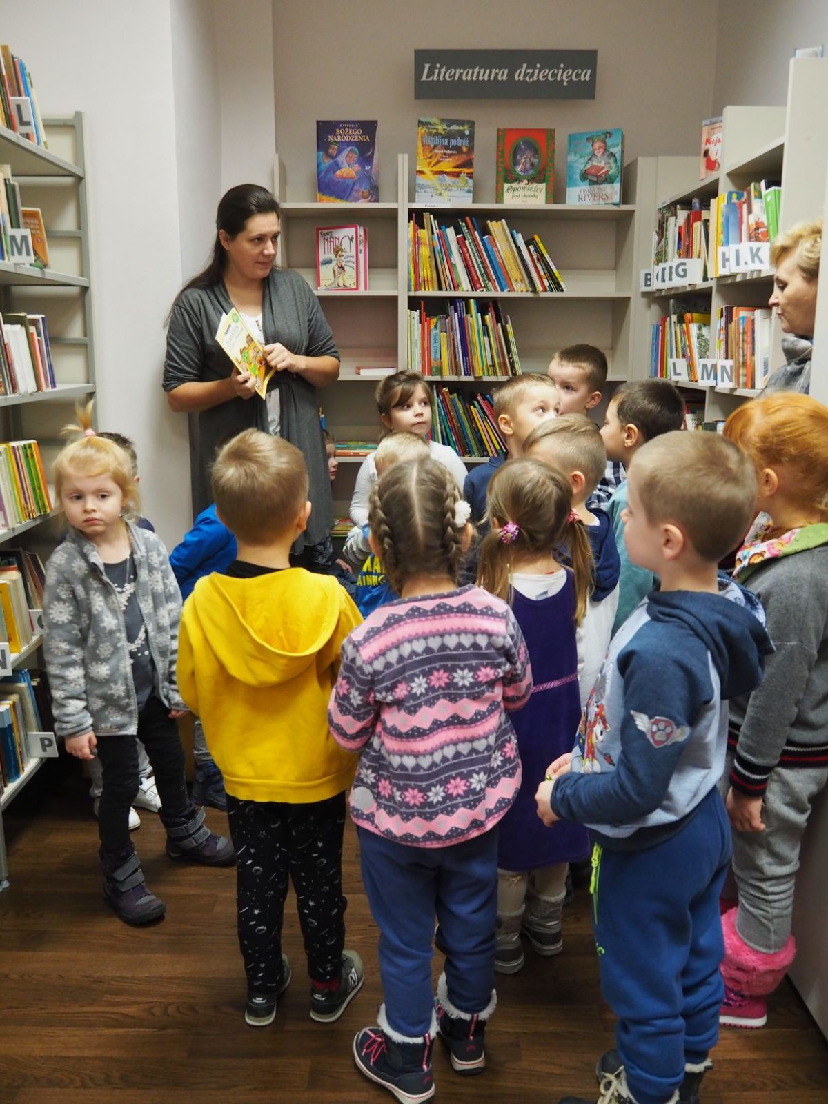 Wycieczka dzieci z grupy Niebieskiej do Miejskiej Biblioteki w Jarosławiu na osiedlu Kopernika