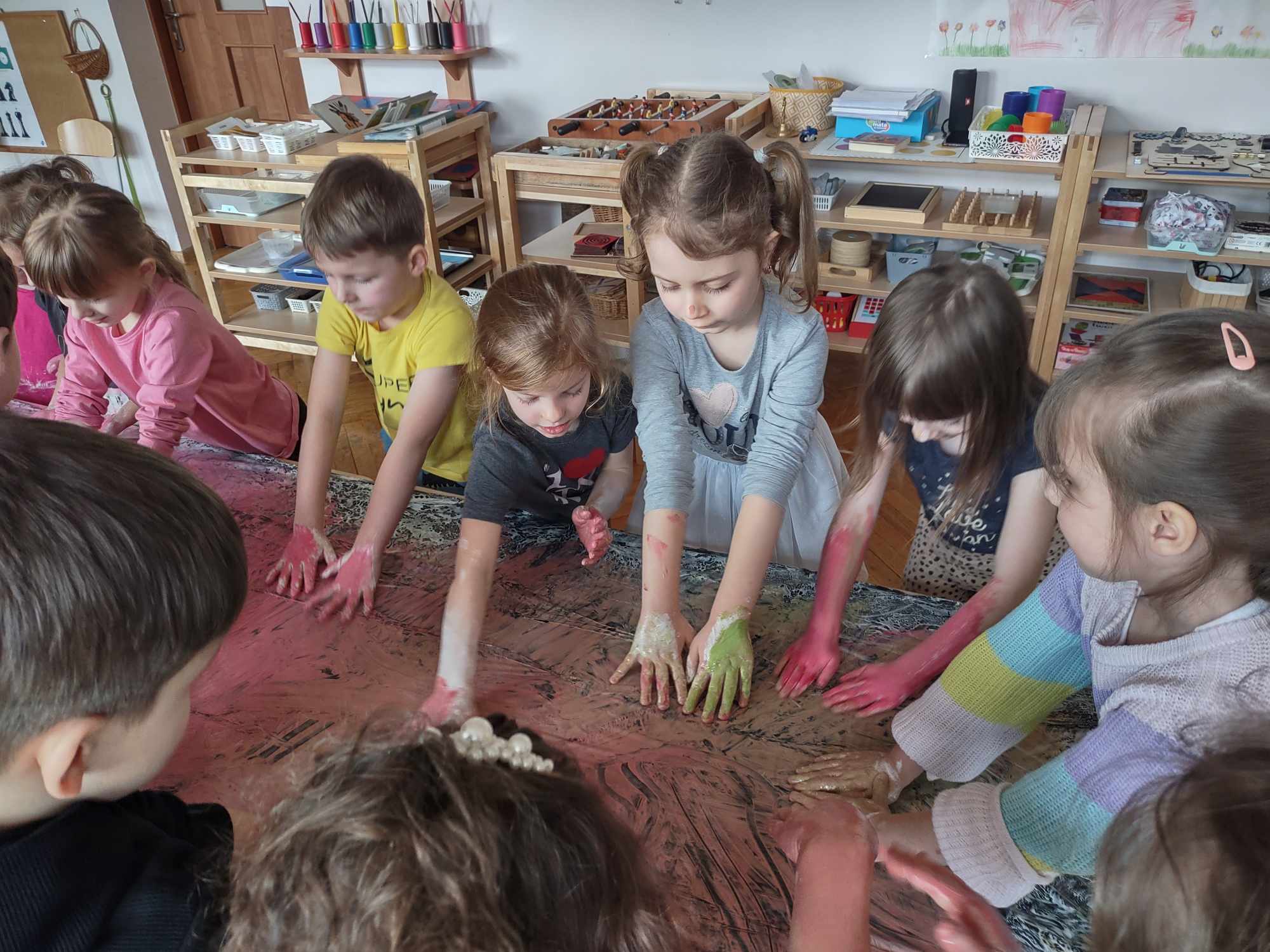 Zabawy sensoryczne z muzyką poważną w tle.