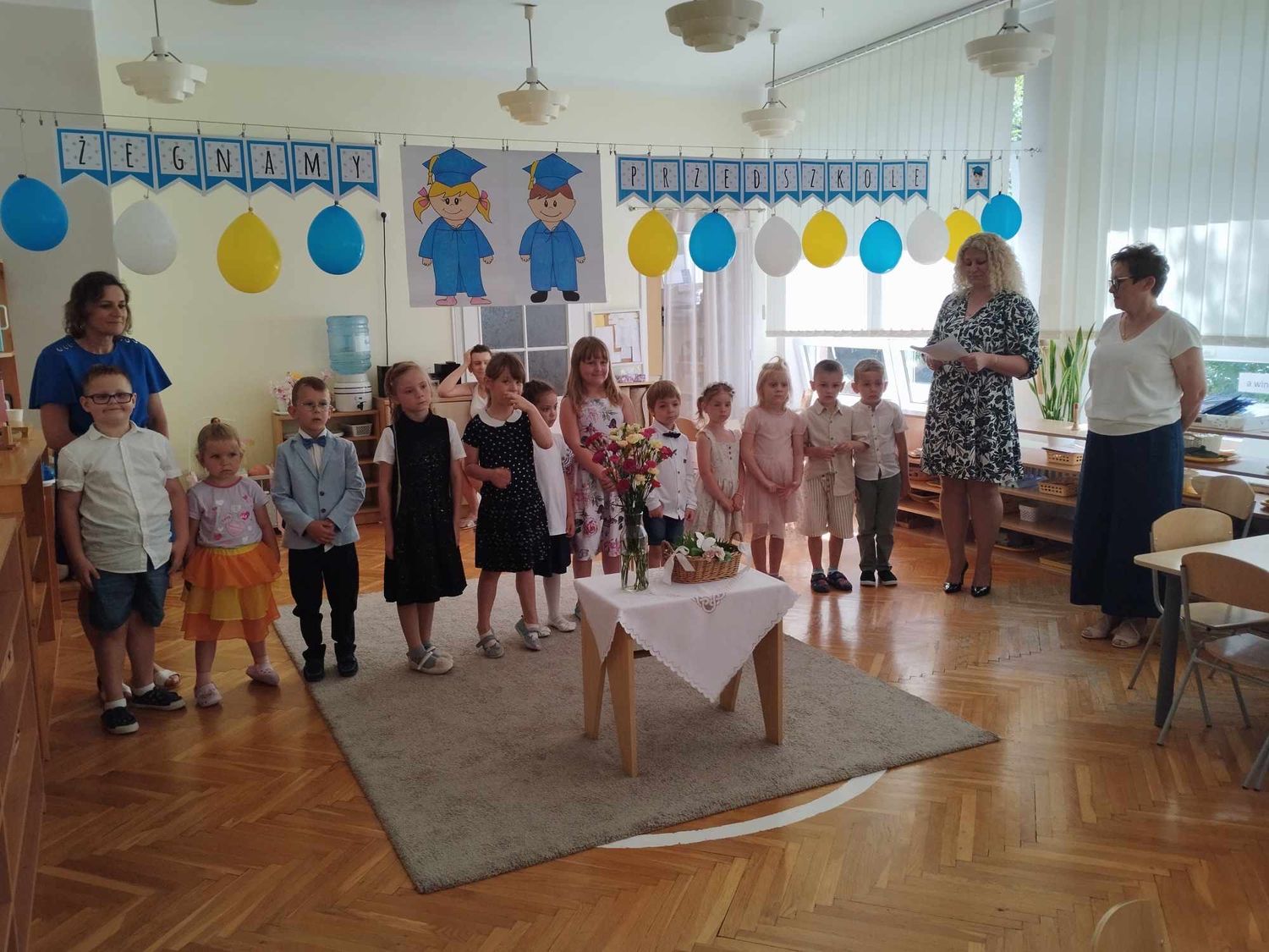 Pożegnanie dzieci odchodzących do szkoły