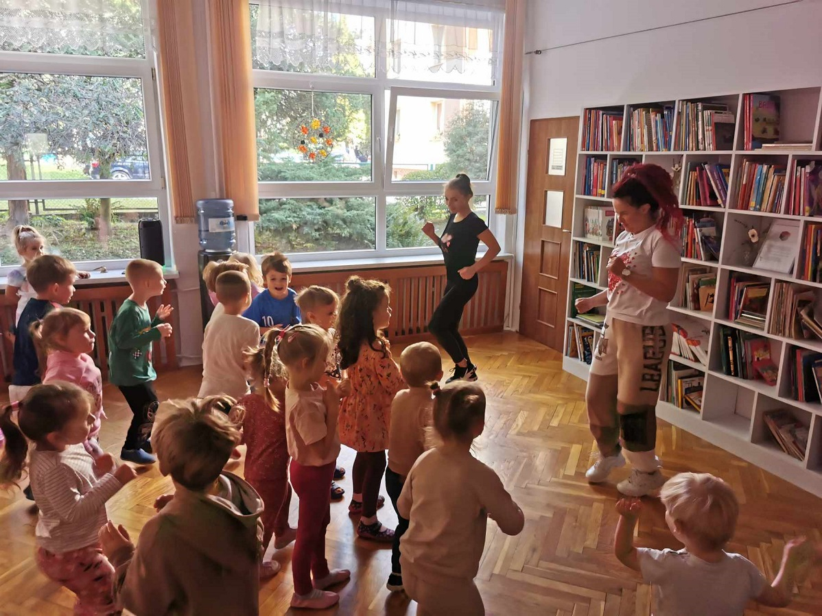 Zajęcia muzyczno-ruchowe z mamusią Mykoli i mamusią Oleksandra.